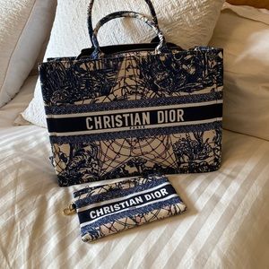 medium sized tote with matching wristlet